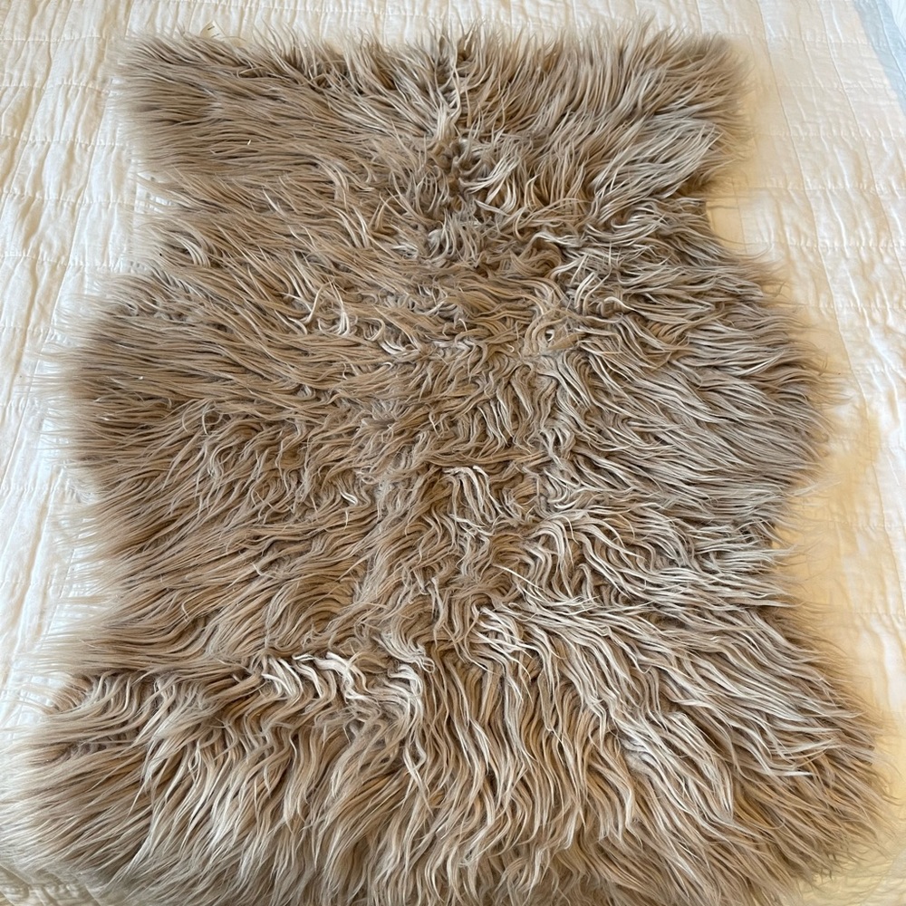 Faux sheepskin rug